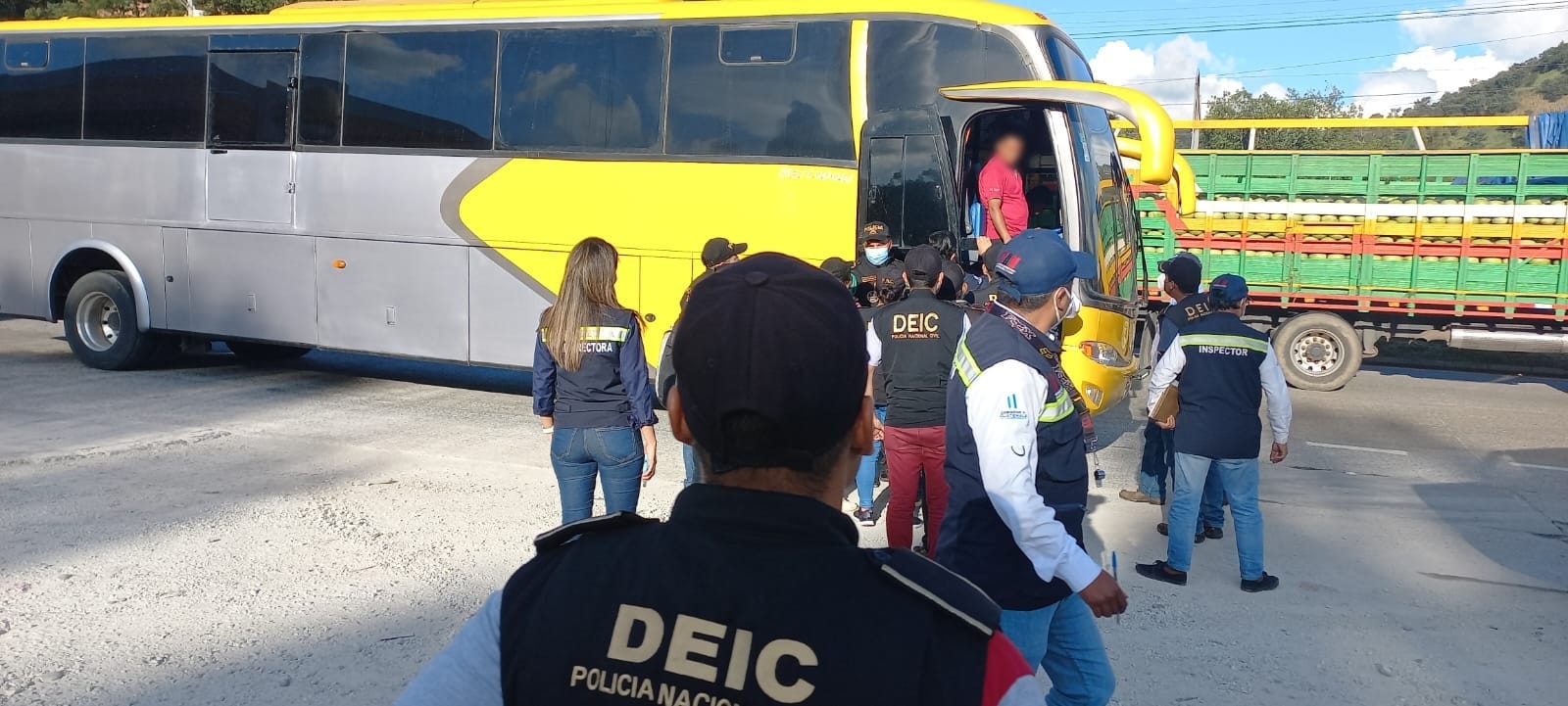 PNC reporta la detención de tres presuntos coyotes en ruta al Atlántico
