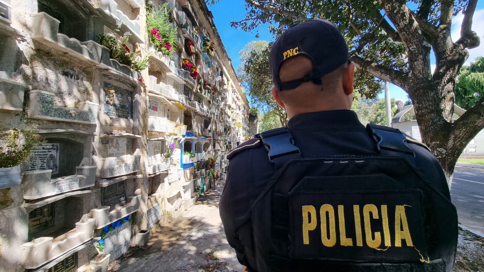 PNC brinda seguridad en más de 600 cementerios del país