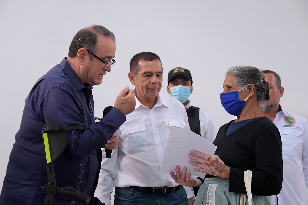 PAM: Presidente entrega notificaciones a adultos mayores en Jutiapa