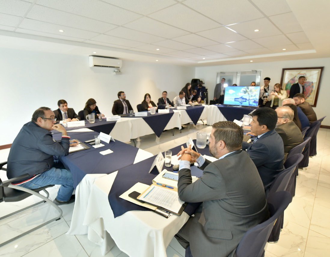 Presidente se reunió con autoridades del Ministerio de Comunicaciones.