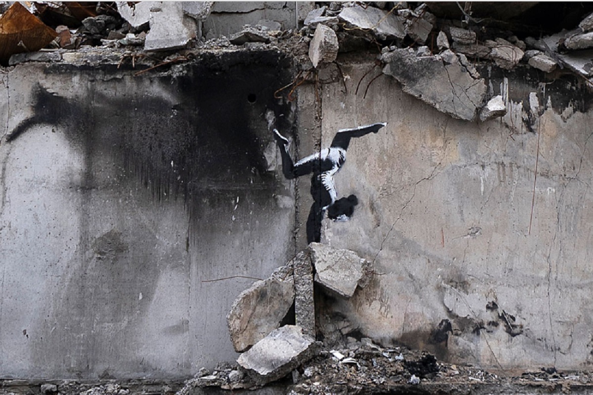 Banksy plasma uno de sus grafitis sobre un edificio en ruinas de Ucrania
