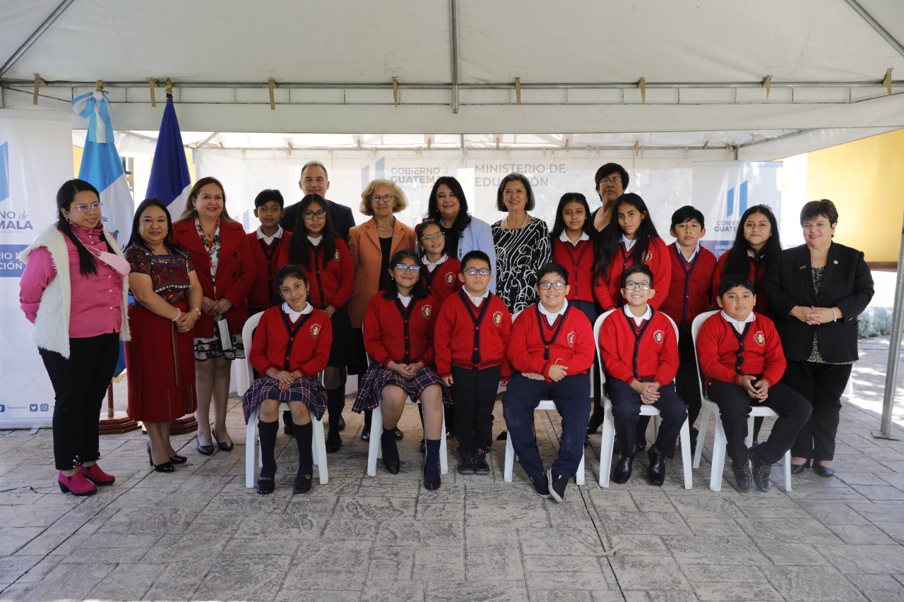 Firman convenio para fortalecer las habilidades lingüísticas en docentes y alumnos
