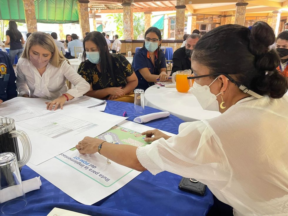 Verifican implementación de planes de desarrollo municipal