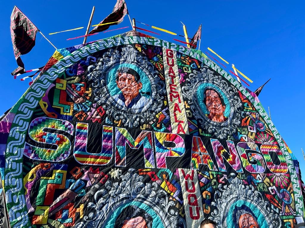 Sumpango se viste de colores con los tradicionales barriletes gigantes