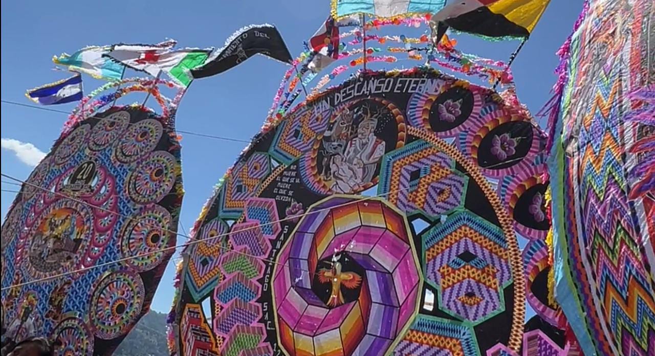 Mandatario destaca la importancia de los coloridos barriletes de Santiago Sacatepéquez