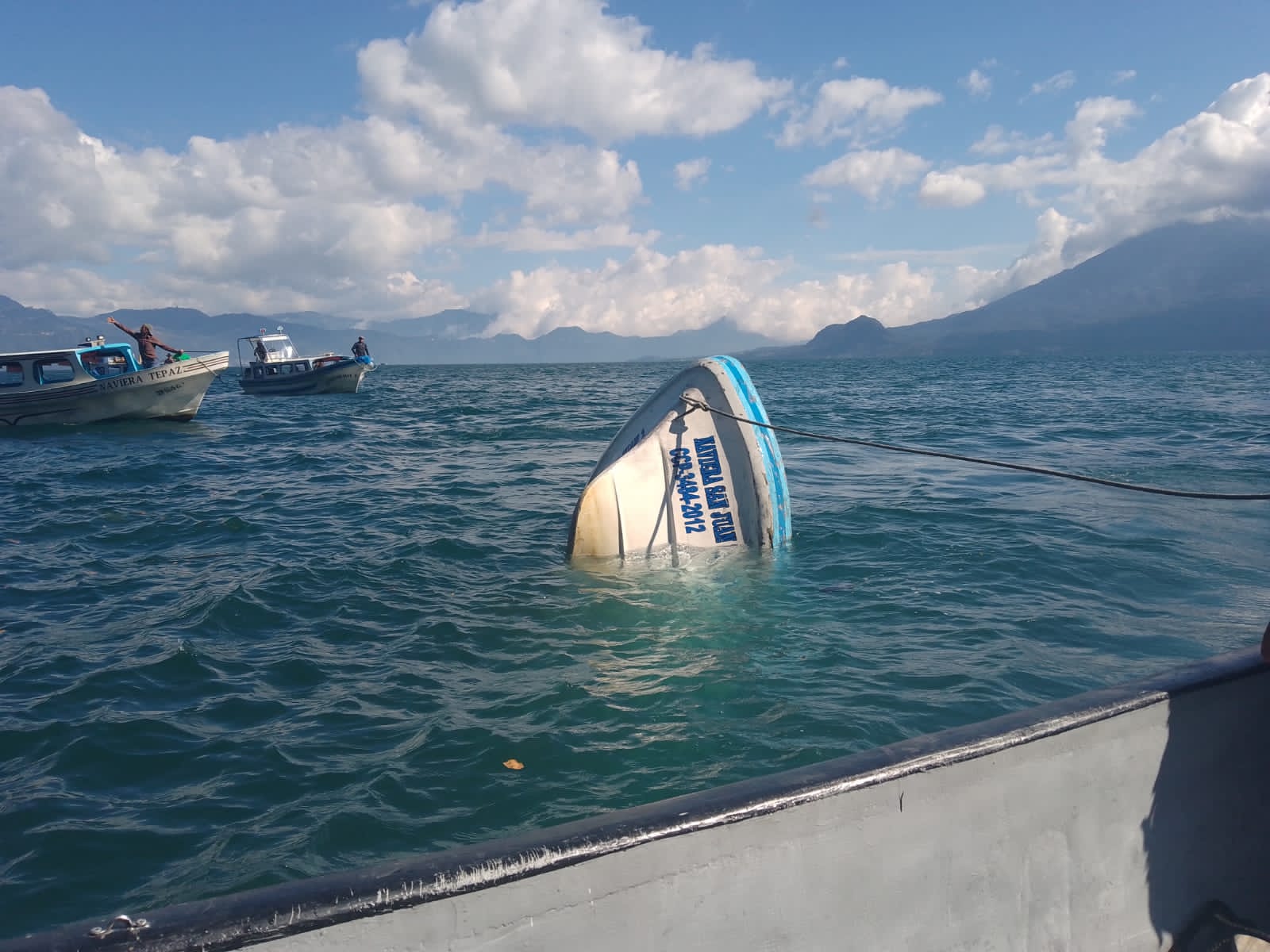 Atienden naufragio de embarcación en lago de Atitlán