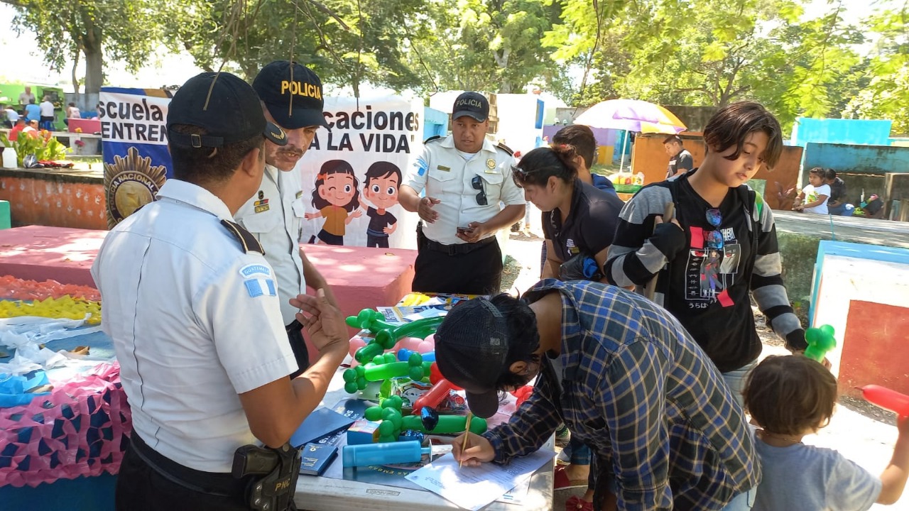 Invitan a curso vacacional policial para jóvenes en Petén