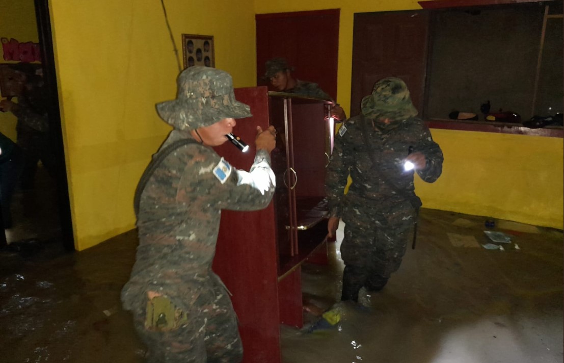 Brindan asistencia a personas afectadas por lluvias en comunidades de Petén
