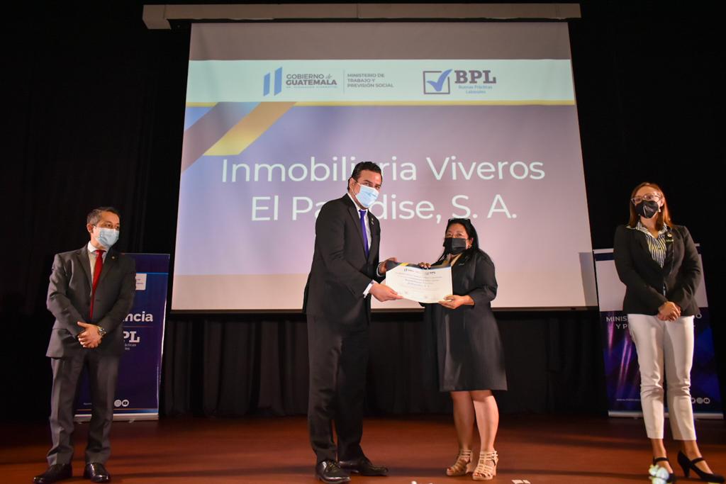 Entrega de constancia de buenas practicas en julio del 2022 por el ministro de Trabajo, Rafael Rodríguez.