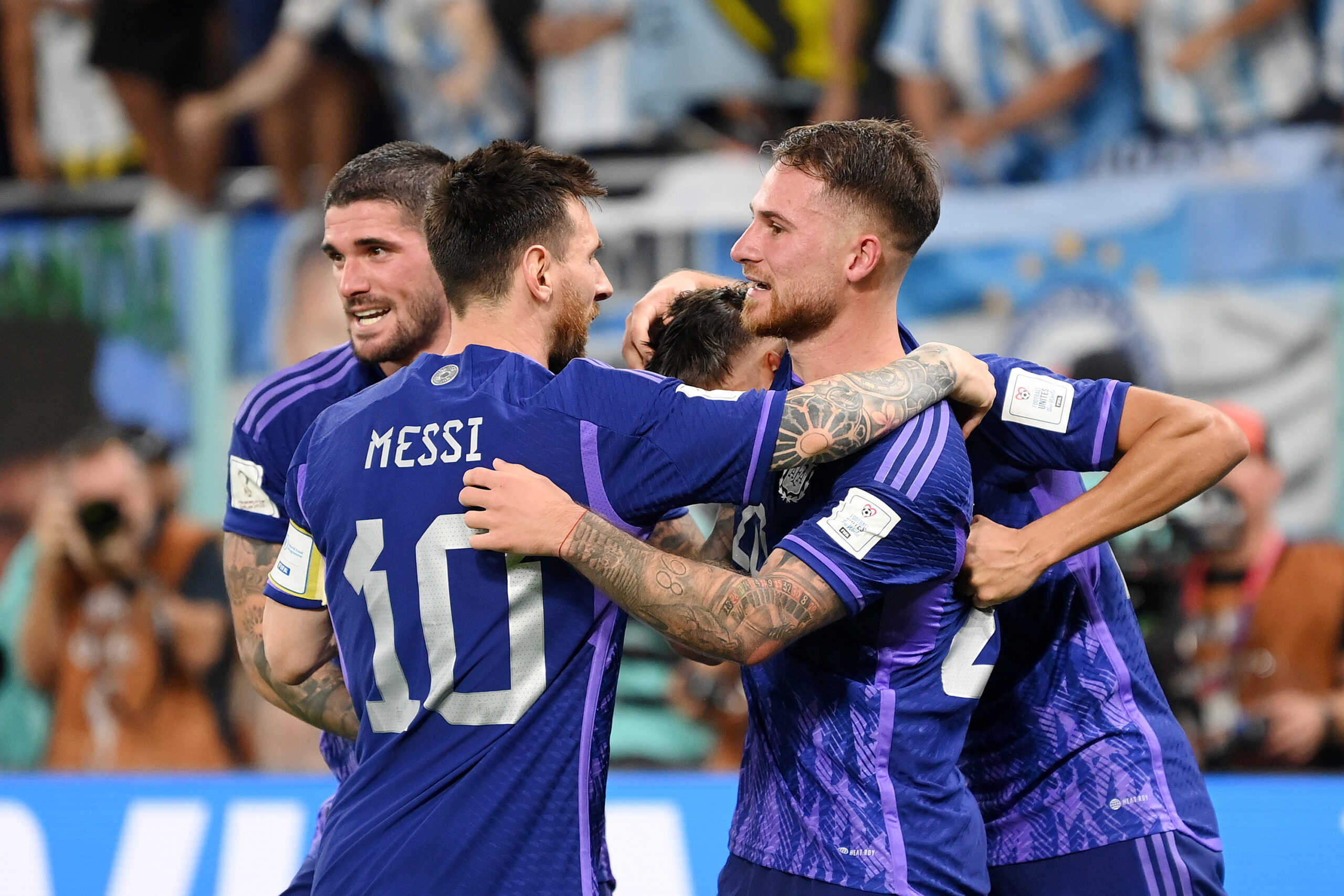 Argentina pasa primera a octavos con un susto de Messi