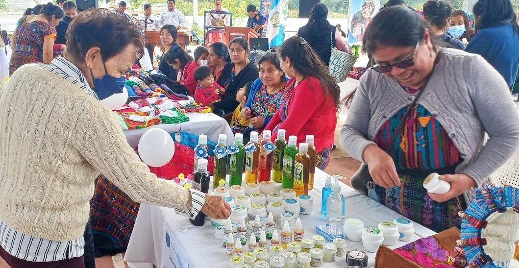 Emprendedoras de Chimaltenango participan en feria artesanal