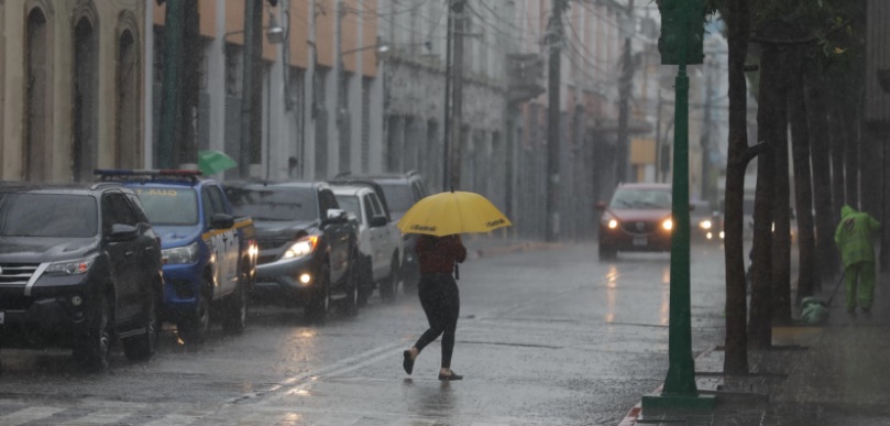 Lluvias continuarán esta tarde, dice el Insivumeh