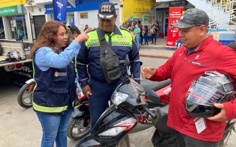 Programa Motorista Responsable otorga cascos a conductores en Jalapa