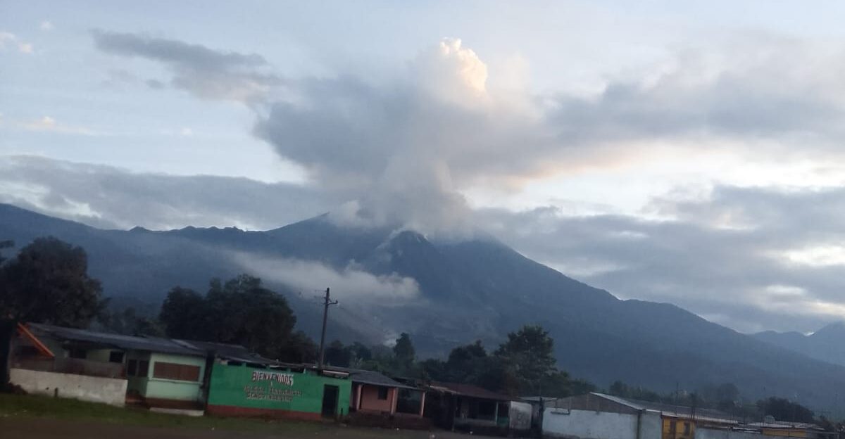Volcán Santiaguito mantiene actividad alta, informa el Insivumeh