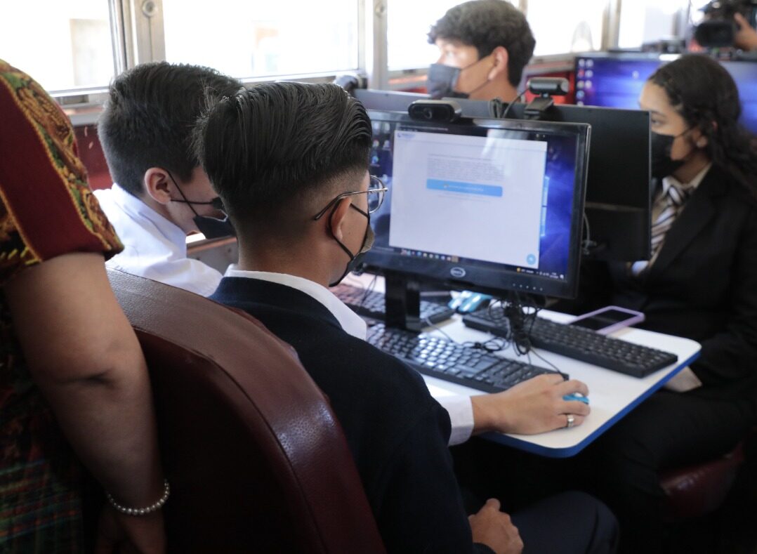 Habilitan laboratorio móvil para evaluación de graduandos
