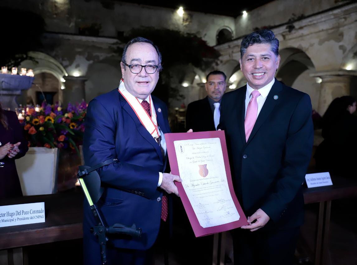 Reconocen labor de presidente Giammattei con la Orden Diego de Porres