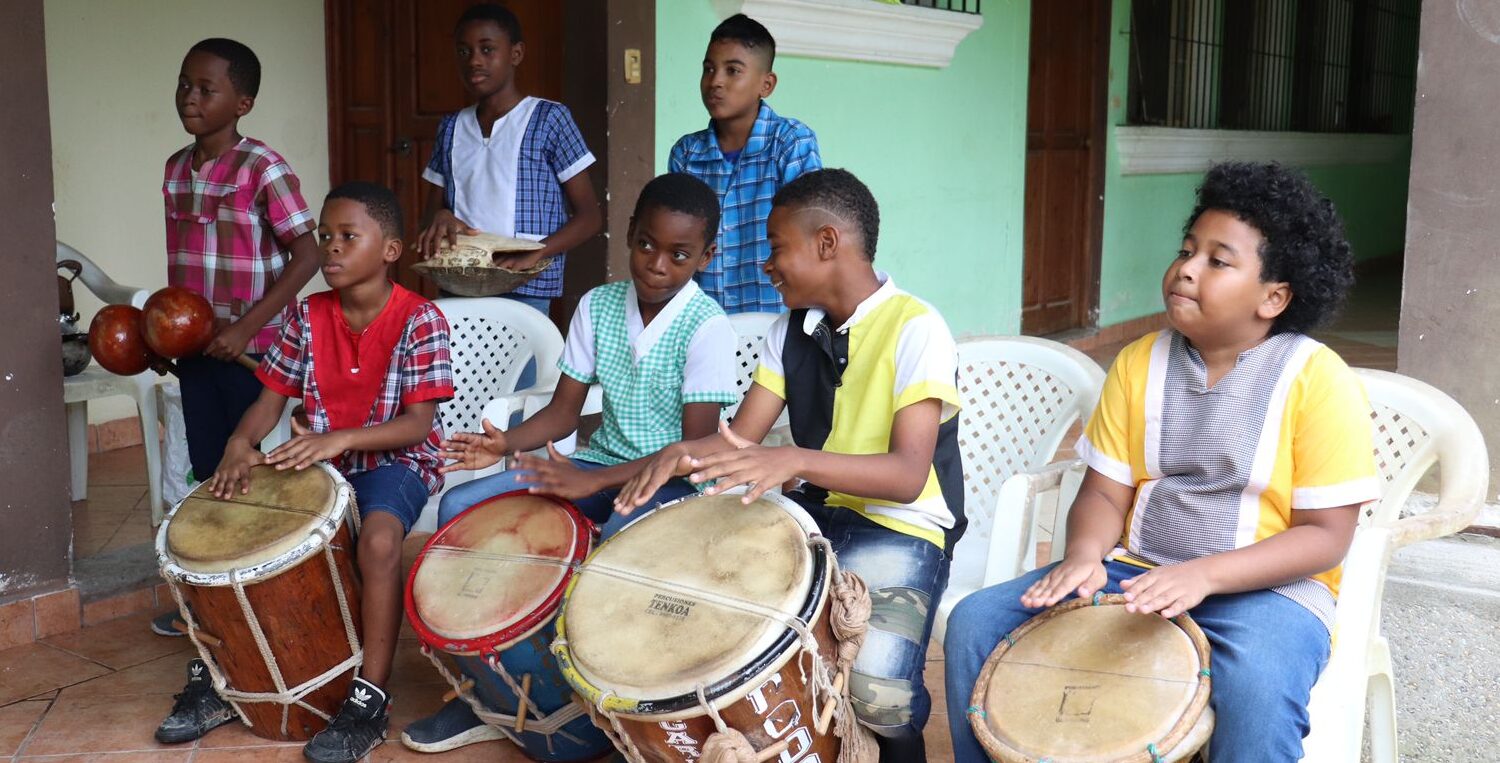 Niños aprenden sobre música y danza del pueblo garífuna