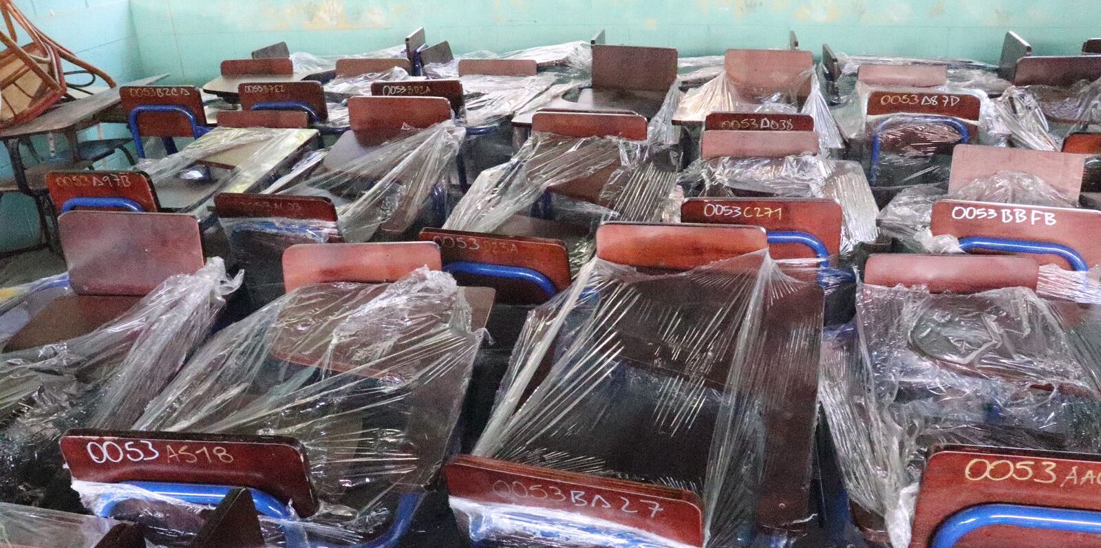 Escuela rural de Puerto Barrios recibe lote de escritorios