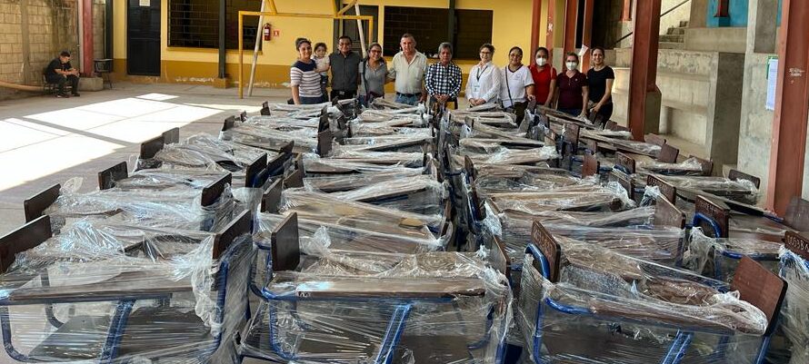 Zacapa recibe 2 mil escritorios escolares