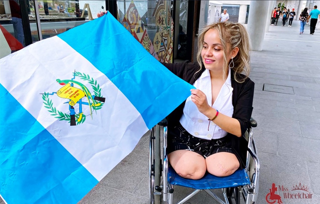 Guatemalteca recibe galardón tras participar en Miss Wheelchair World