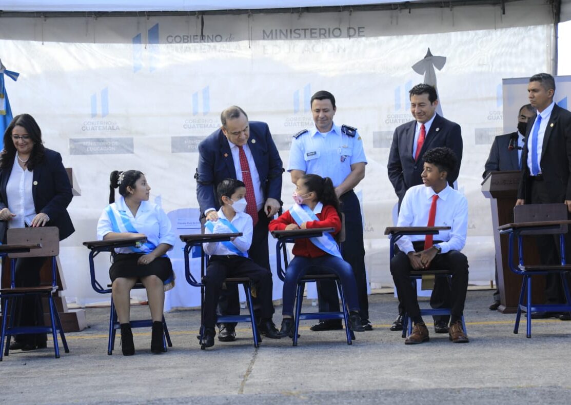 Presidente Giammattei encabeza entrega de mobiliario para fortalecimiento de la educación