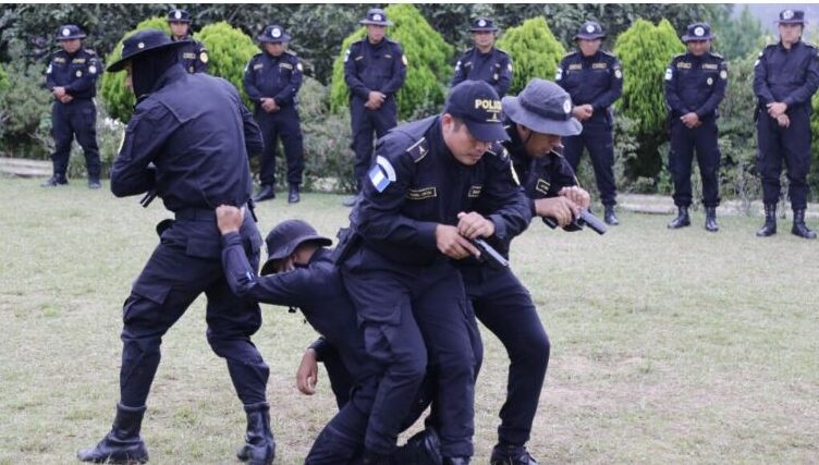 Capacitan a agentes como parte de la iniciativa de transformación policial