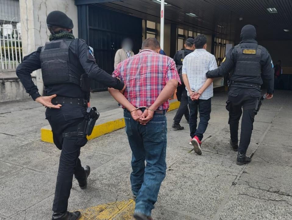 Localizan más de 100 mil quetzales y detienen a personas por lavado de dinero