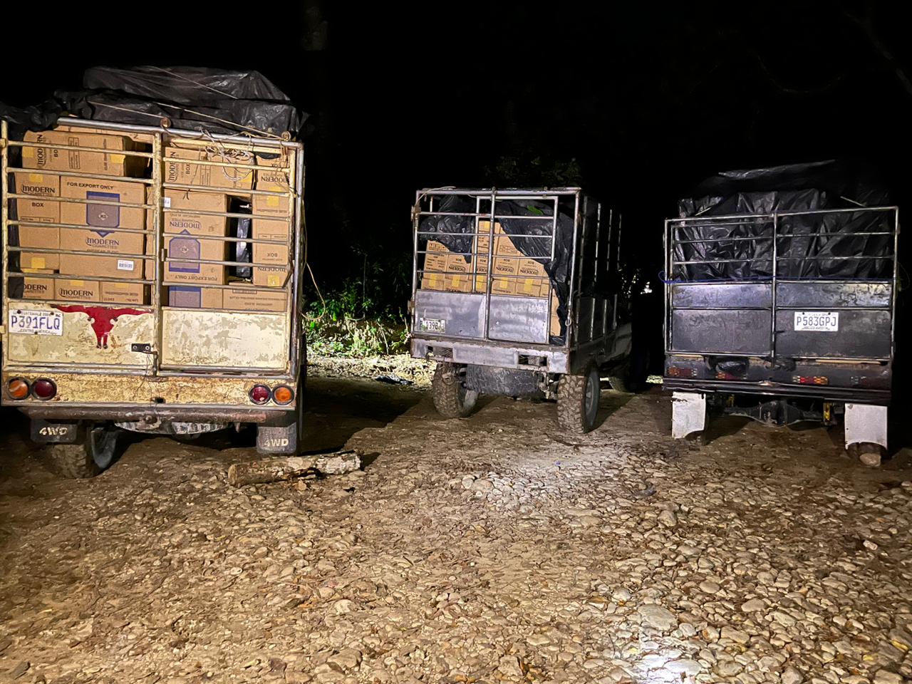 Cinco vehículos con cigarrillos de contrabando fueron localizados en Petén.