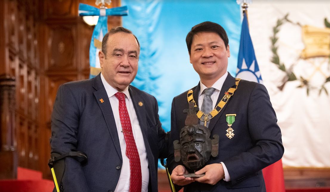 Presidente entrega Orden del Quetzal en Grado de Gran Collar a Li-Cheng Cheng, embajador de la República China (Taiwán)