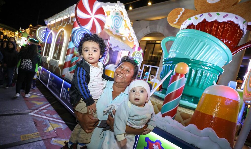 Guatemaltecos asisten al Festival Navideño Paseo de la Sexta 2022. /Foto: Muni Guate