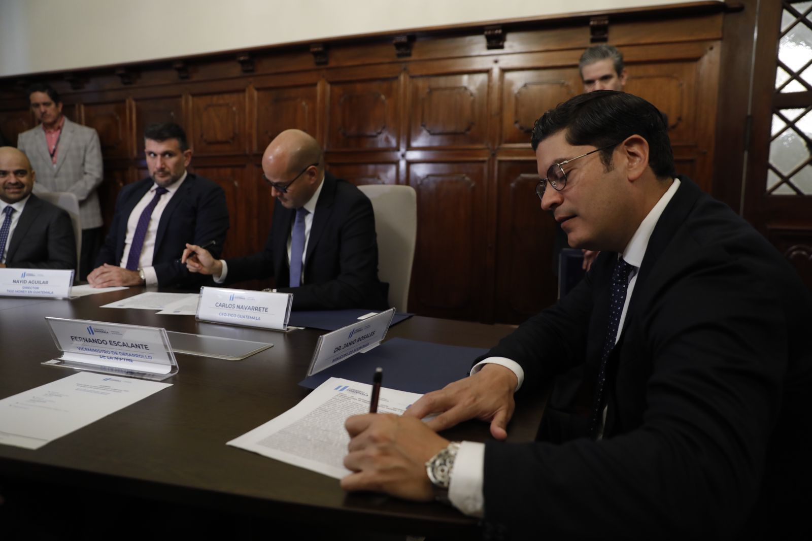 Firman convenio para beneficiar a pequeños emprendedores
