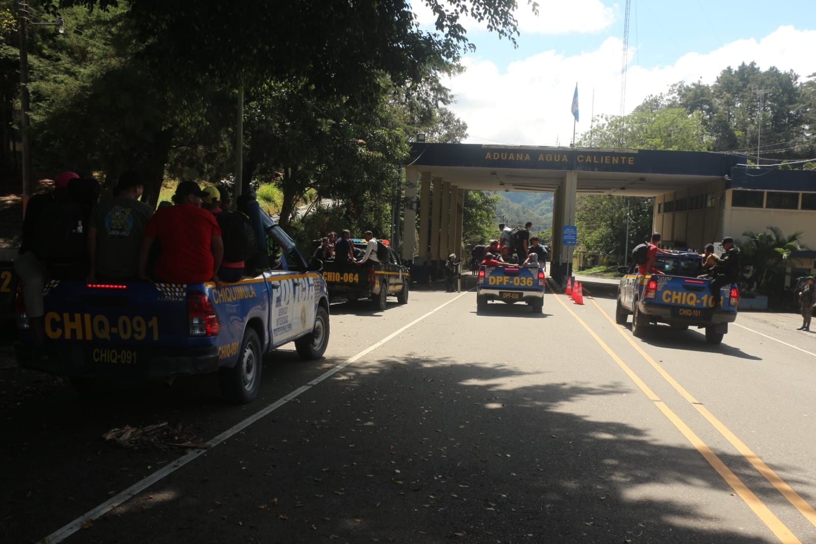 Brindan asistencia a migrantes en frontera de Agua Caliente, Chiquimula