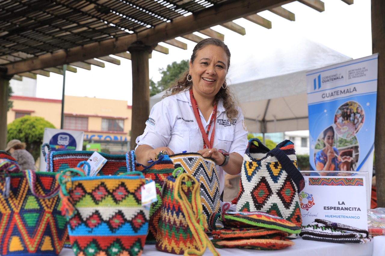 Mujeres participan en ferias para promocionar sus productos. /Foto: Gilber García