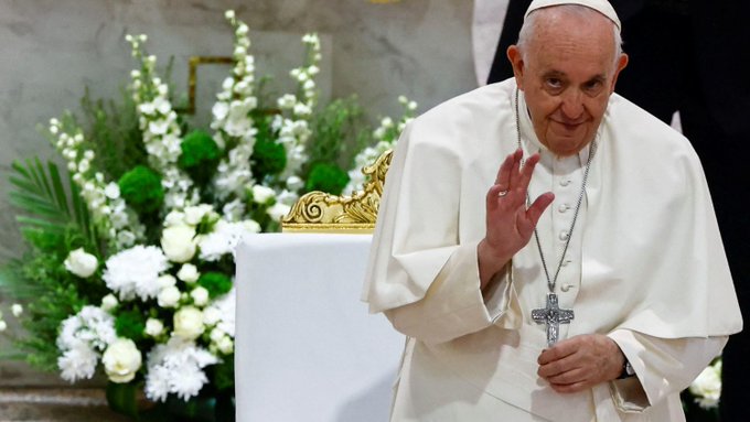 Papa se despide de Baréin y pide a la Iglesia diálogo con otros credos