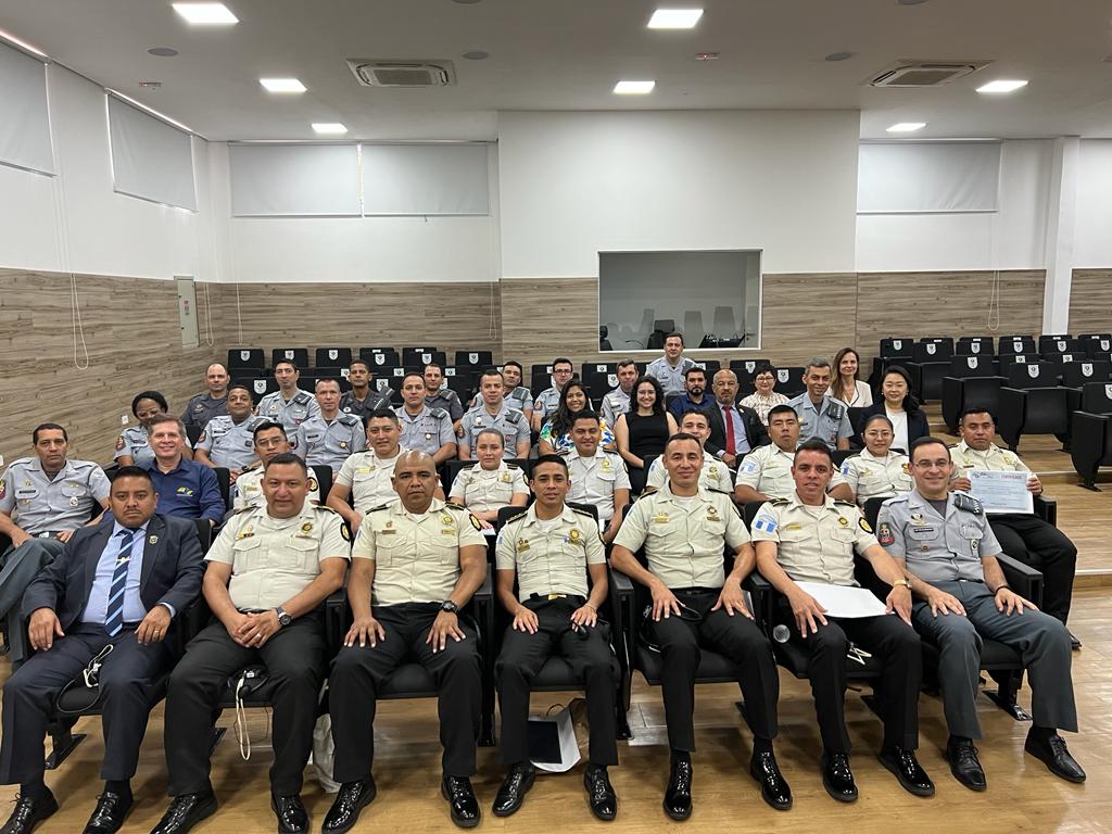 Agentes de PNC reciben curso de especialización de acercamiento y policía comunitaria en Brasil