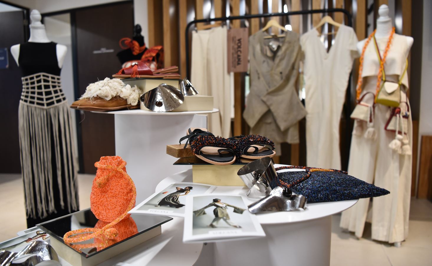 Exponen trabajo de artesanos en el Handmade Fashion Showroom