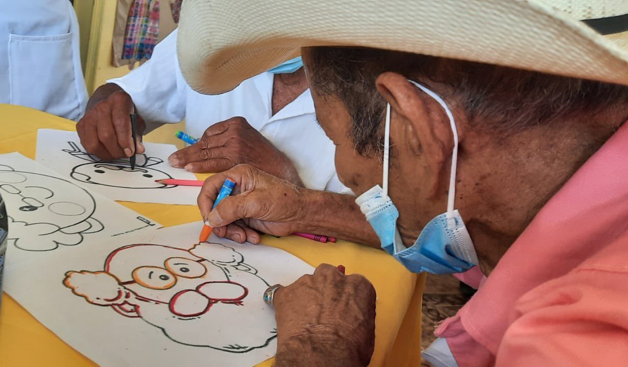 Adultos mayores realizan actividades para mejorar su motricidad. /Foto: SOSEP