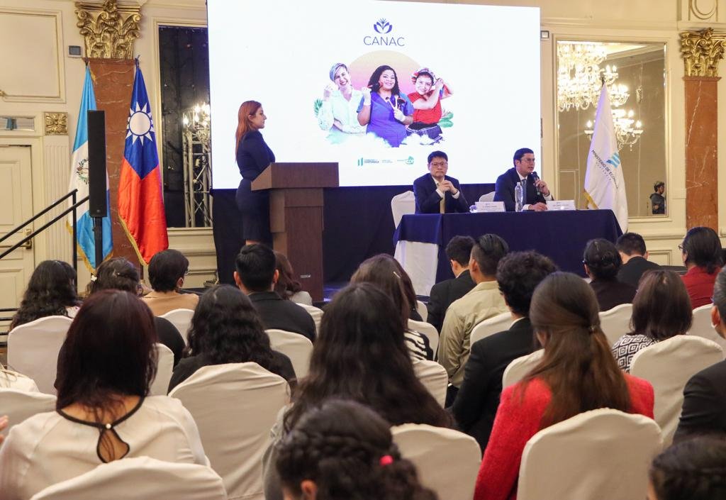 Más de 130 emprendedoras beneficiadas con capacitaciones y apoyo económico