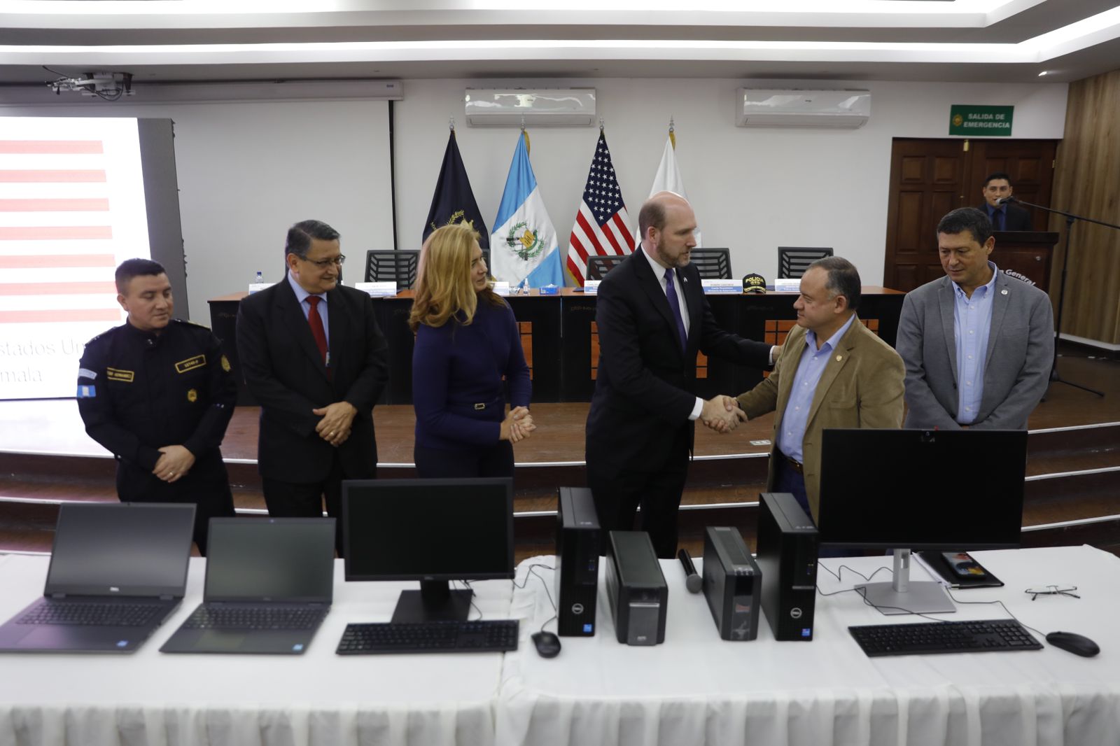 Entregan más de mil equipos de cómputo para fortalecer capacidades técnicas de la PNC