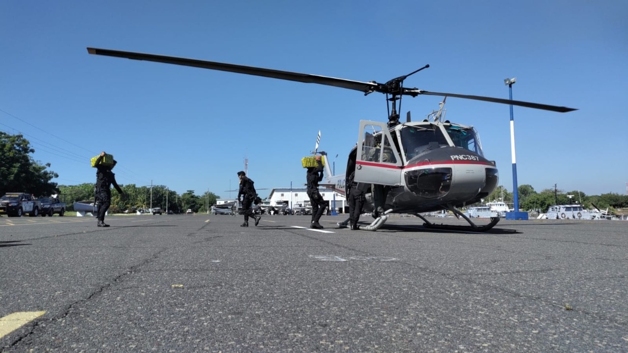 Trasladan vía aérea droga incautada en semisumergible interceptado