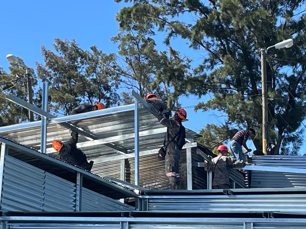 Soldados cumplen plazo para entregar construcción de viviendas en zona 21