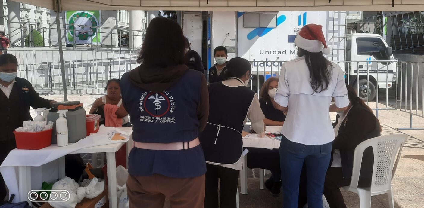Salud Instala unidad móvil en Festival Navideño