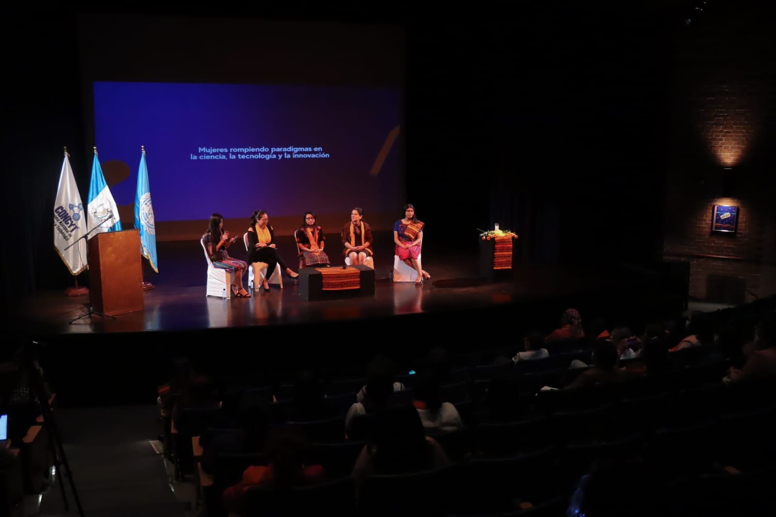 Promueven la igualdad de las mujeres en los campos de ciencia y tecnología