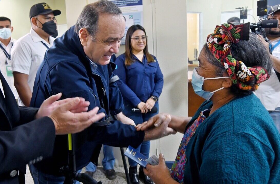 Presidente inaugura centro de enrolamiento e impresión de pasaportes en Quetzaltenango