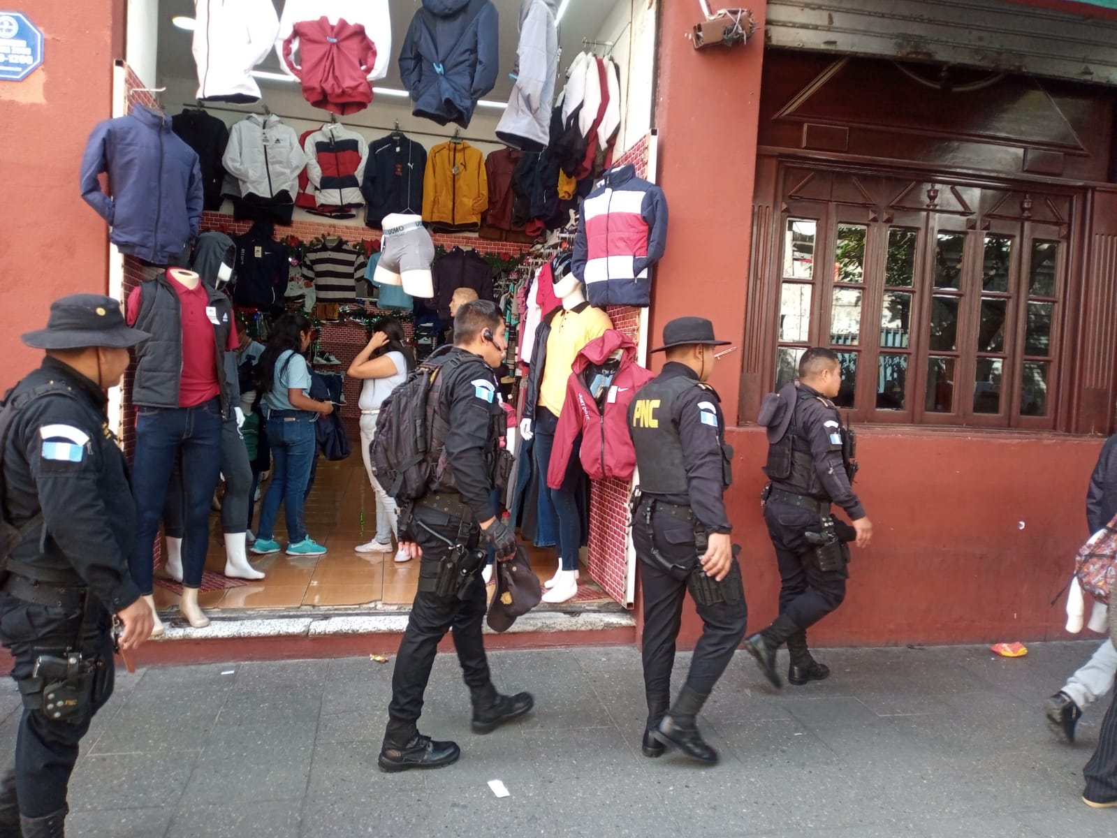 Brindan seguridad durante compras navideñas
