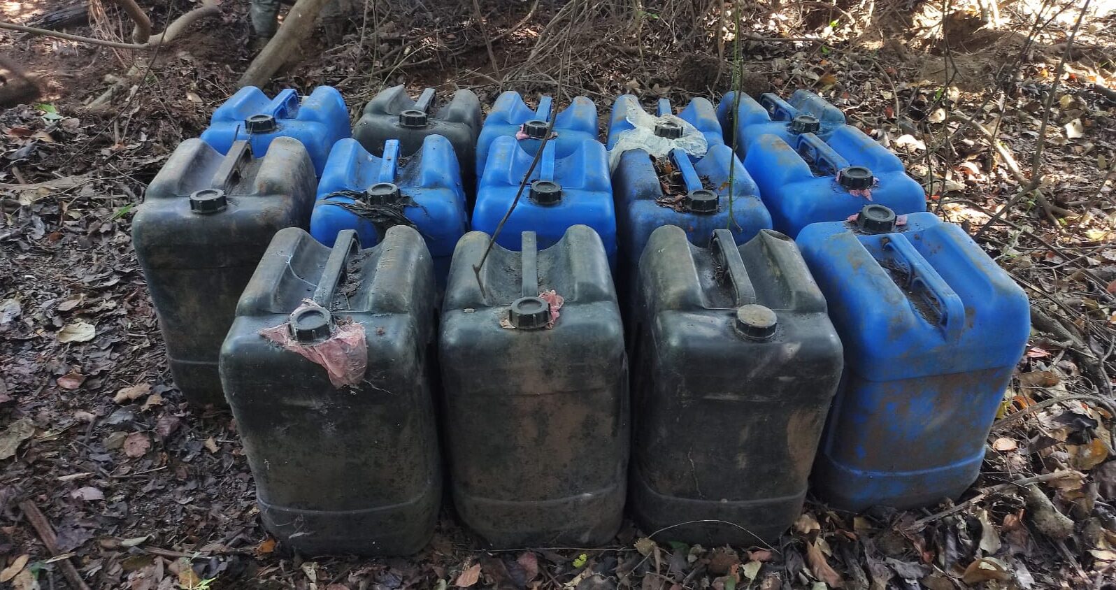 Ejército localiza bidones con posible combustible para aeronave