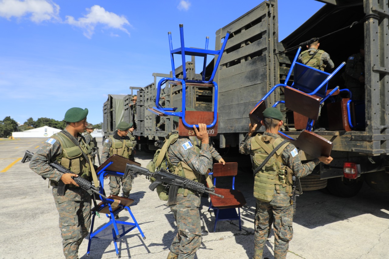 Ejército entrega más de 7 mil pupitres durante 2022