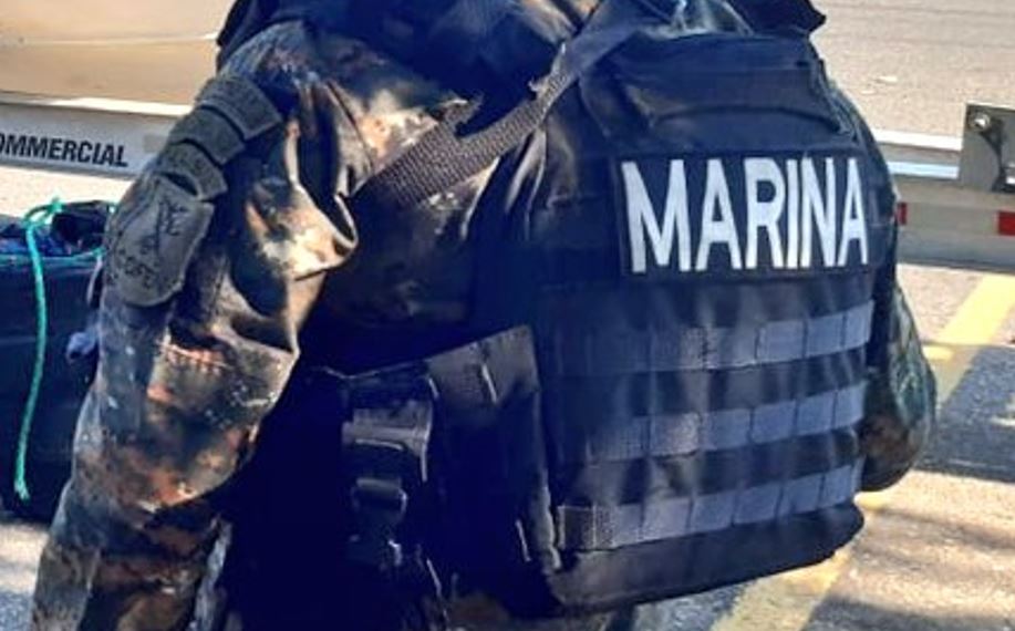 Interceptan embarcación e incautan posible droga