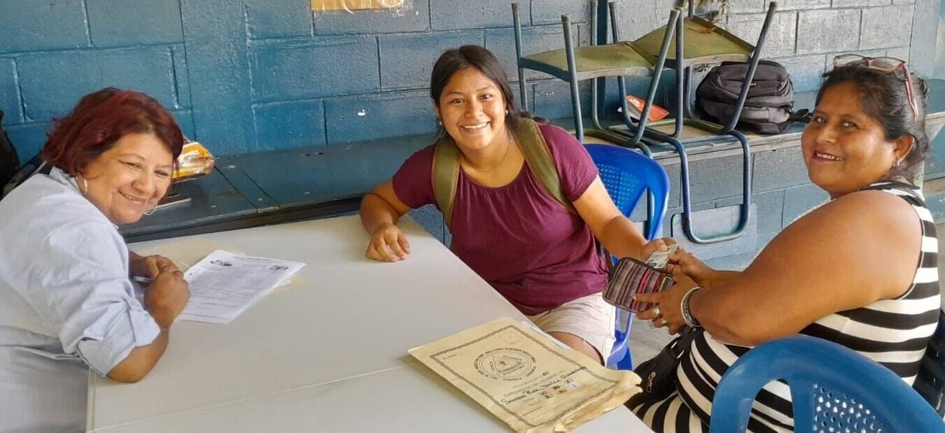 Padres de familia inscriben a sus hijos para el ciclo escolar 2023