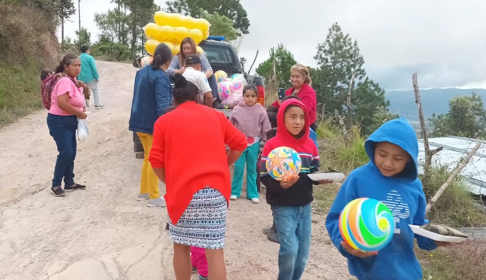 Llevan regalos a niños de diversas comunidades del país